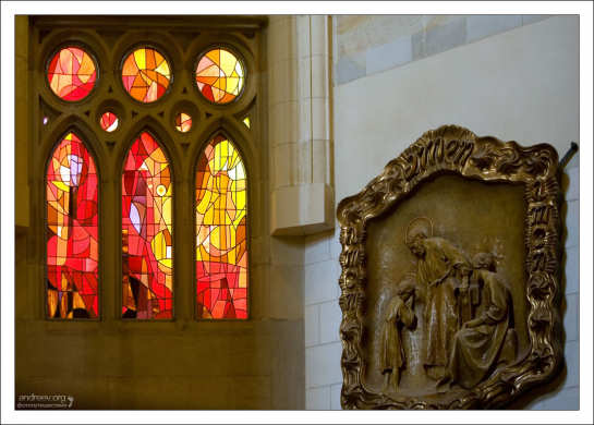 Сам Гауди предполагал, что благодаря равновесию света достигается гармония.