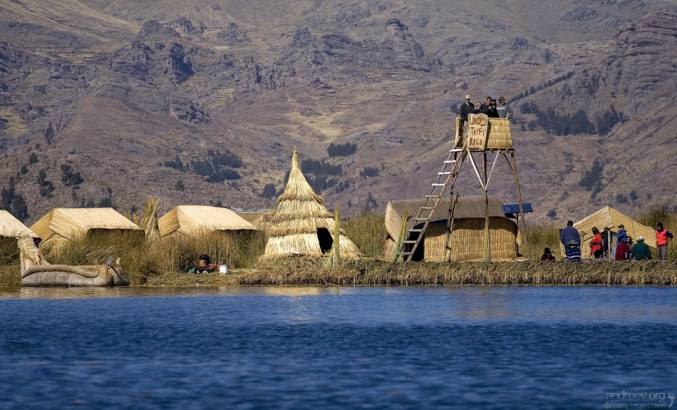 В наши дни на тростниковых островах, которые ежедневно посещают туристы, существует довольно развитая инфраструктура.