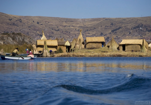 Температура воды в середине озера практически неизменна и составляет 10-12 °C, но у берегов озеро нередко замерзает ночью.