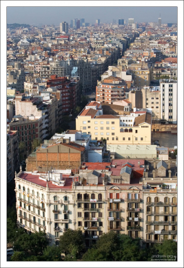 Вид на город с высоты одной из башен Саграды Фамилии.