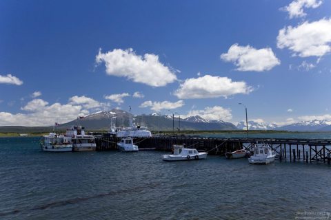 Современные катера в порту Пуэрто-Наталеса.