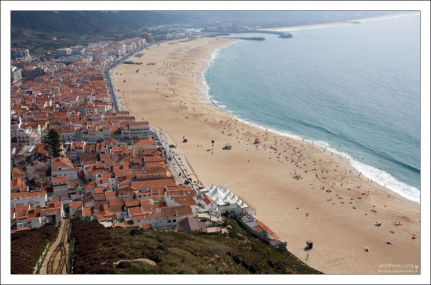 Пляж в Назаре.