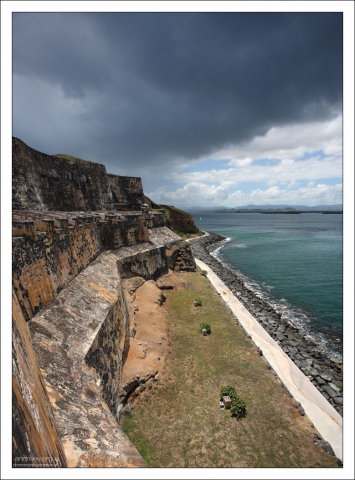 Толщина стен форта Эль Морро достигает пяти с половиной метров.