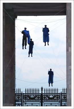 Триумфальные ворота главного входа в парк Горького с инсталляцией ВДВ-шников.