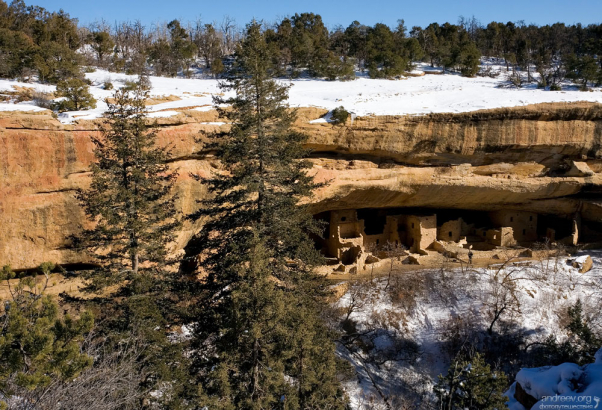 Spruce Tree House с высоты обзорной площадки около инфо-центра.