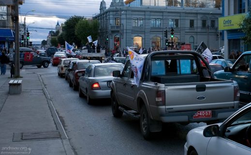 Пробка на главной улице, вызванная массовым разъездом футбольных болельщиков.