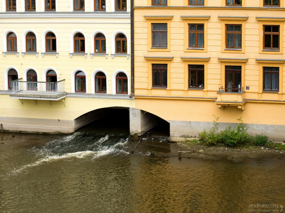 Дом около Карлова моста, с проходящим под ним каналом.