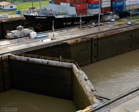 Специалист проверяет работу шлюза.
