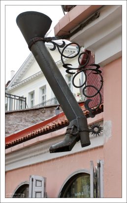 Водосток в виде ботфорта.