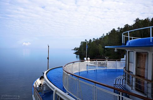 Синие палубы теплохода.