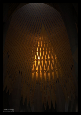 Деликатная подсветка внутри собора. Саграда Фамилия.