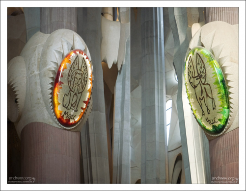 Колонны с эмблемами апостолов.