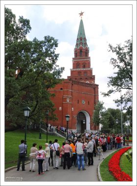 Очередь в Алмазный фонд Кремля через Боровицкие ворота.