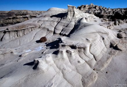 Серо-белые изваяния из песчанника, чем-то напомнившие руины греческих храмов.