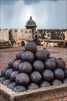 Старинные ядра для пушек El Morro.