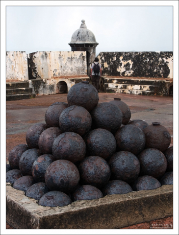Старинные ядра для пушек El Morro.