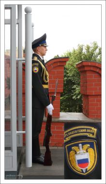 Церемониальный пост у ворот Троицкой башни.