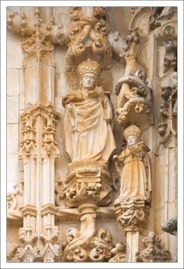 Скульптуры священнослужителей на мануэлинском портале.