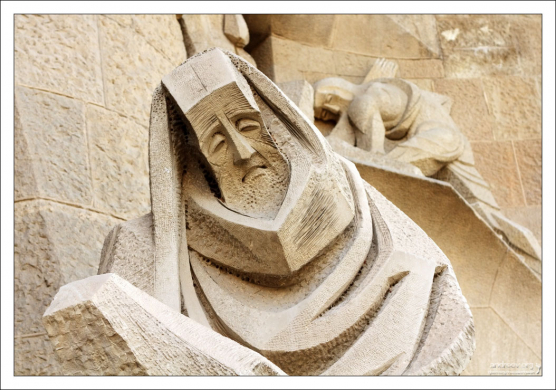 Стилизованная фигура апостола Петра на фасаде Страстей Господних в Саграде Фамилии.