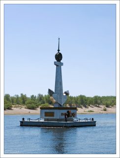 Плавучий памятник погибшим речникам на Волге.
