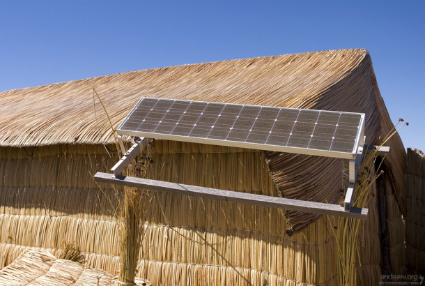 Солнечная батарея на одном из тростниковых домов.