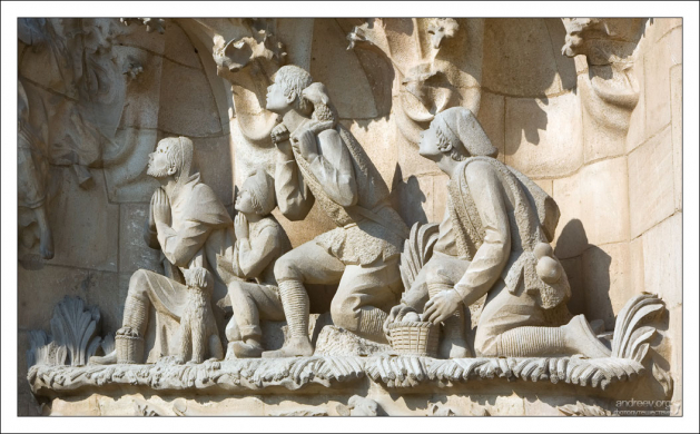 Фасад Рождества: поклонение пастухов. Храм Святого Семейства.