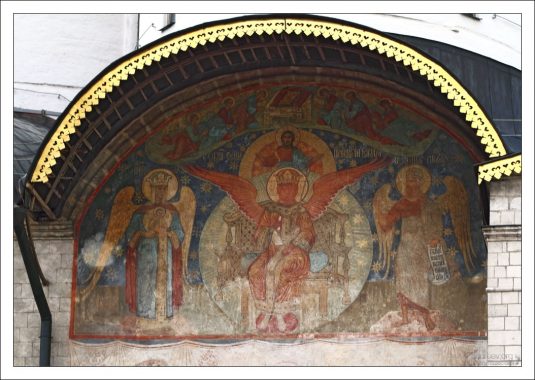 Роспись на восточном фасаде Успенского собора.