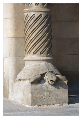 Колонны в виде пальм, опираются на спины черепах.