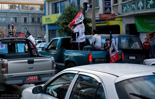 Футбольные фанаты радуются победе местной команды.