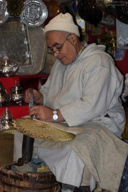 Продавец в одной из лавочек в медине. Фес.