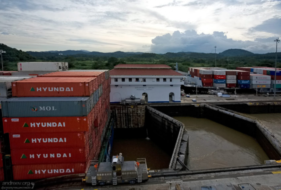 Разный уровень воды в шлюзах. Грузоперевозчик сильно просел.