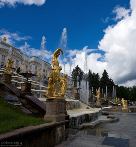 Одна из трех лестниц-водопадов Большого каскада. Нижний парк Петергофа.