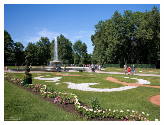 Итальянский фонтан "Чаша" в Нижнем парке Петергофа.