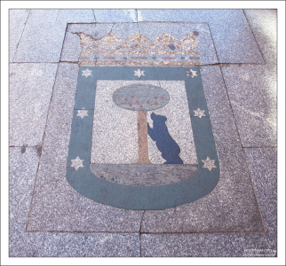 Герб Мадрида на мостовой.