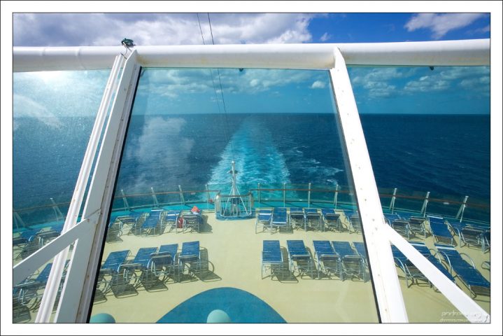 Корма с лежаками для принятия солнечных ванн.