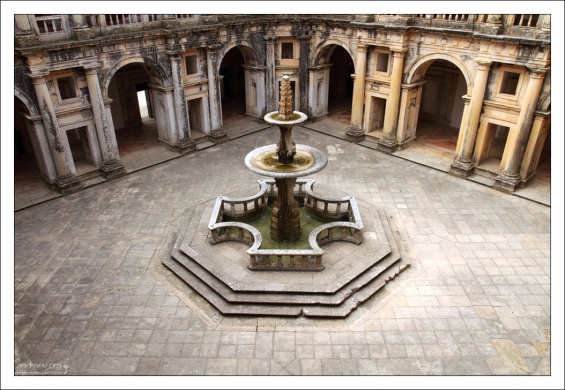 Внутренний двор-клуатр Жуана III.