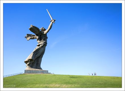 Люди на фоне «Родины-матери» выглядят просто лилипутами.