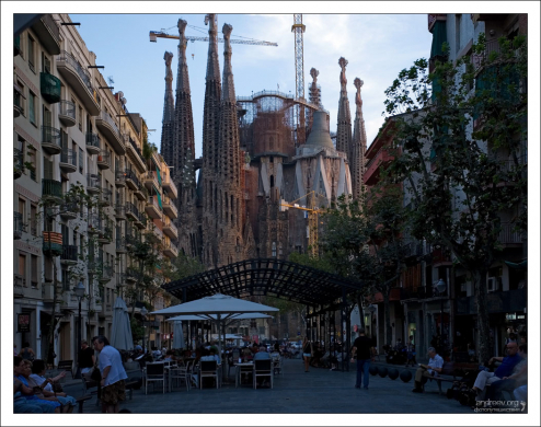 Пешеходная улица с кафе на подступах к Саграде Фамилии.