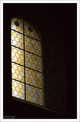 Витражи на окнах круглой церкви.