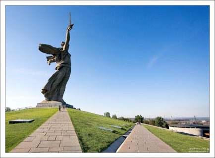 Выложенные плиткой дорожки к вершине Мамаева кургана.