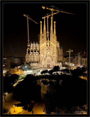 Храм Святого Семейства ночью.