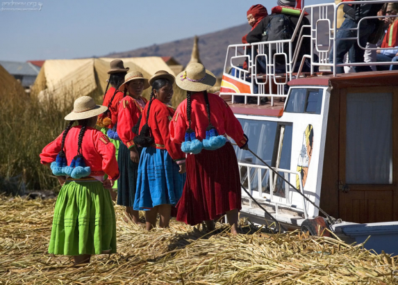 Процесс причаливания лодки.