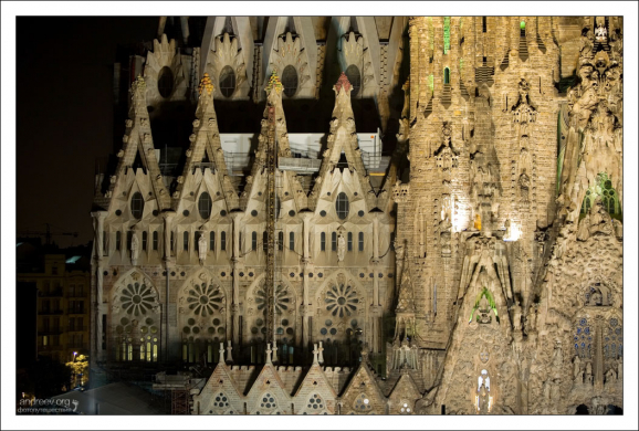 Строительные работы над Храмом затихают только ночью.