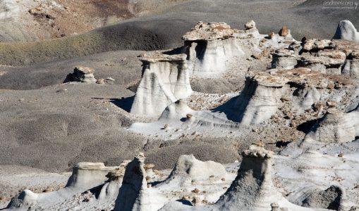 Почва между hoodoos весьма неустойчива.