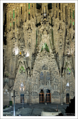 Фасад Рождества ночью. Саграда Фамилия.