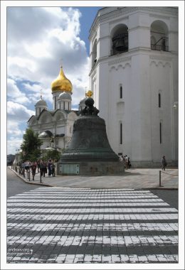 Царь-колокол на Ивановской площади в Кремле.