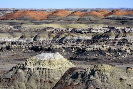 Глинистые холмы, состоящие из тонких пластов угля, сланцев и отвердевшего ила.