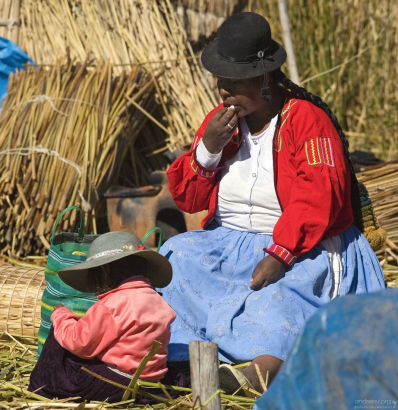 Шляпа-котелок - неотъемлемый аксессуар в костюме перуанки.