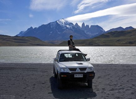 Берег из черного песка около лагуны Amarga.