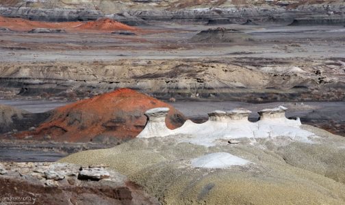 Группа hoodoos на вершине холма.